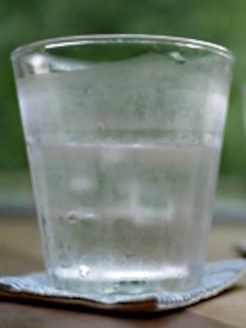 結露は冷たい水を入れたグラスの外に水滴が付くのと同じ原理。