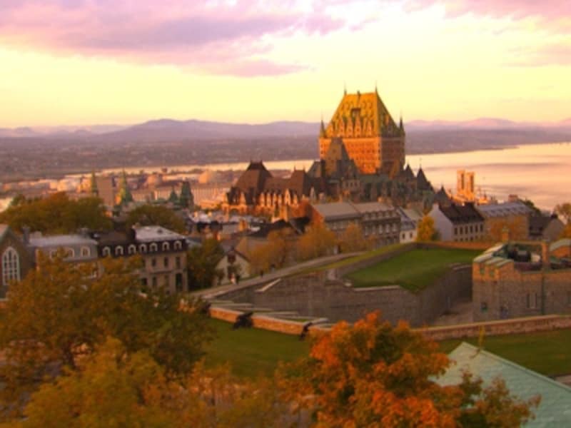 古城のような趣のシャトーフロントナックを中心に旧市街が広がるケベックシティ (C) Tourism Quebec