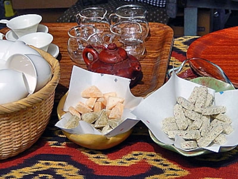 国友農園:りぐり山茶と生姜の金華糖(左)、りぐり山茶と梅のおこし(右)