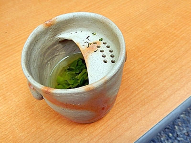 スプーン1杯の茶葉と湯呑みだけでおいしく飲める、相馬茶陶工房の急須碗