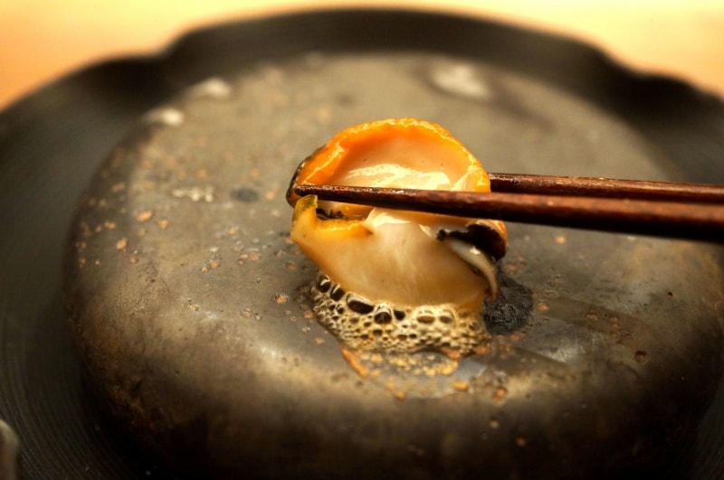 表面をさっと焼いた大サザエ