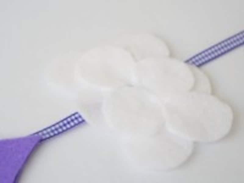 丸いフェルトを4つ