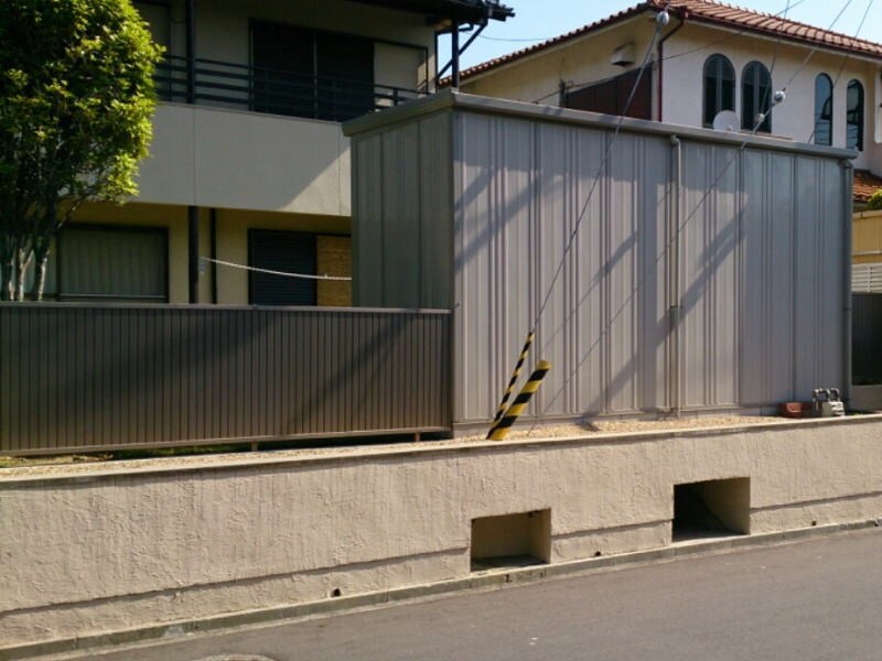 フェンスと物置