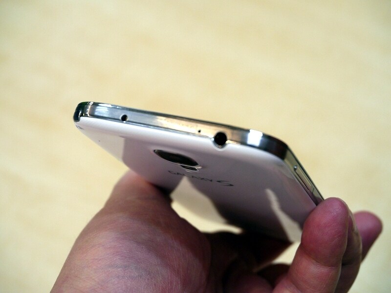 ヘッドフォン端子とワンセグアンテナを備える上部