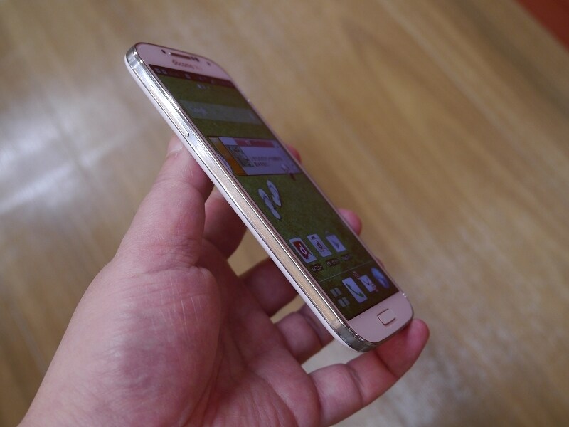 サイドプレートから突出しているので細身なバー形状ながら押しやすいボリューム上下キー