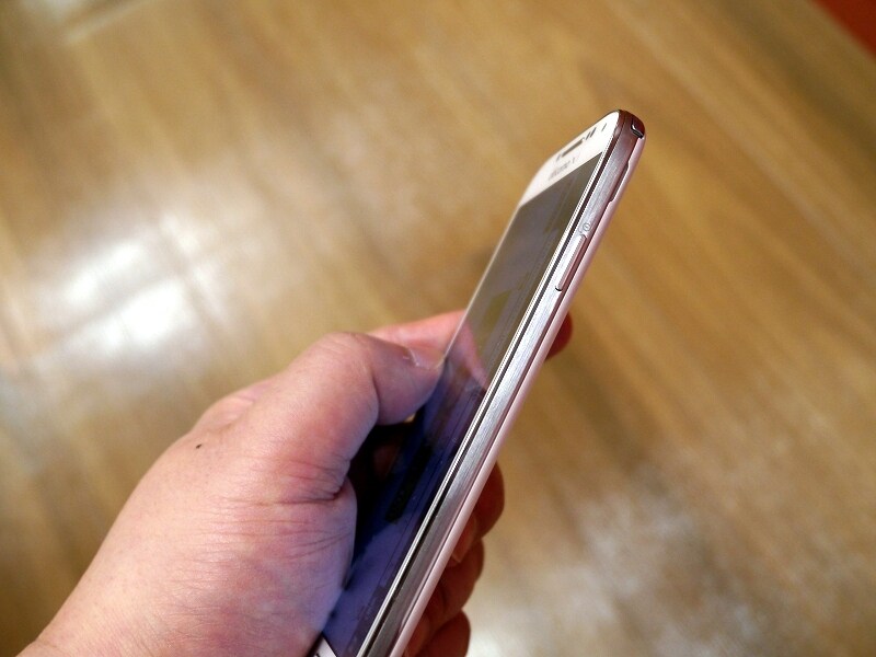 細身のバー形状だが押しやすい電源ボタンを備える