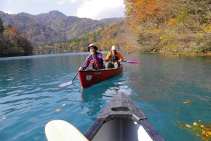 流れる景色を眺めながら カヌー カヤックで川下り 田沢湖 角館の観光 旅行 All About