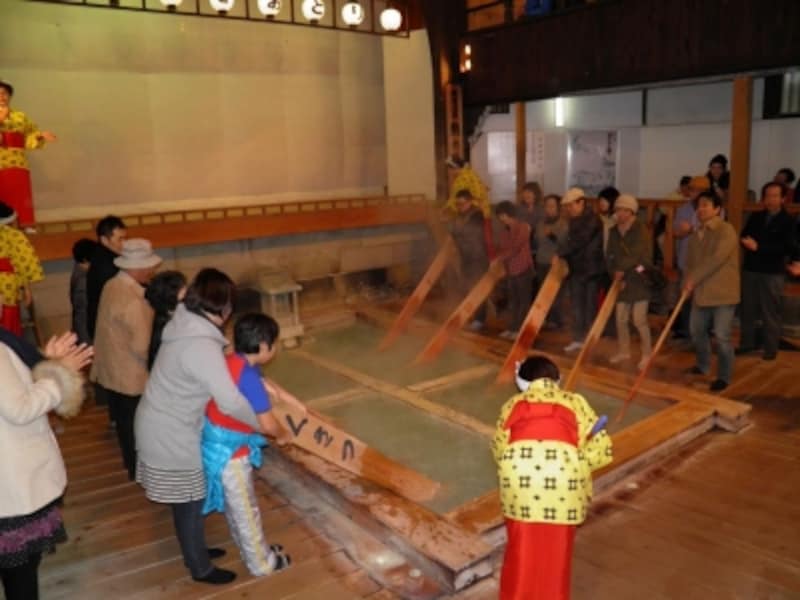 お湯をかき混ぜて温度を下げる 草津温泉の湯もみ体験 草津の観光 旅行 All About お湯をかき混ぜて温度を下げる 草津温泉の湯もみ体験 草津の観光 旅行 All About
