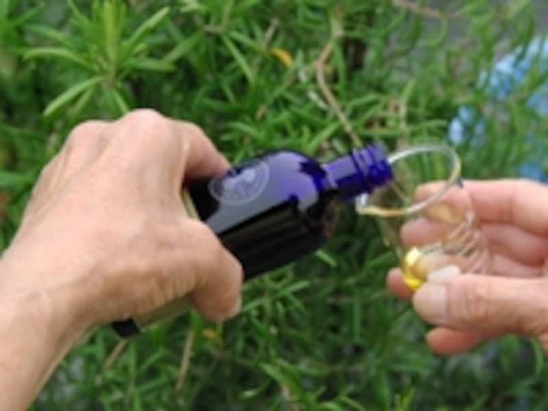 オイルを容器に入れます