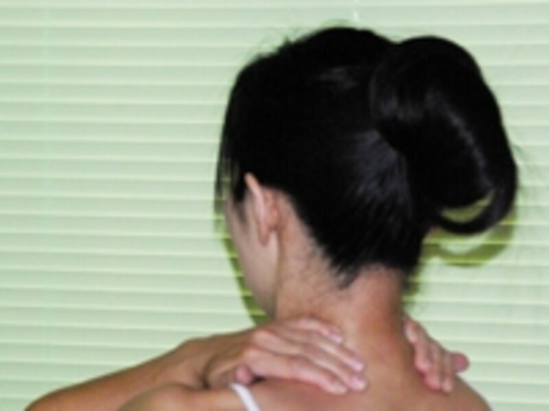 肩にかけた手を前方に引きます