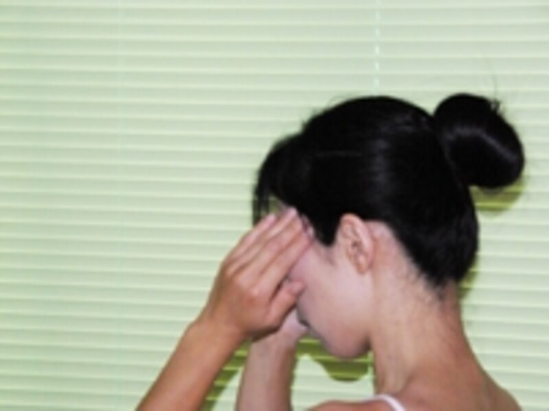 こめかみを圧迫