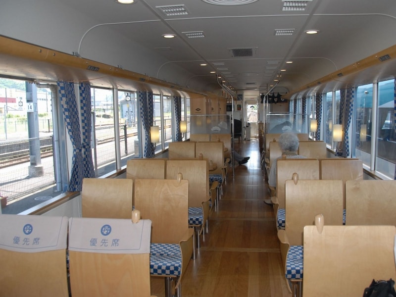 「あおまつ」車内