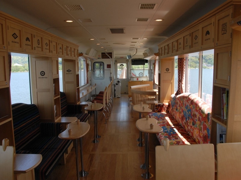 「あかまつ」車内