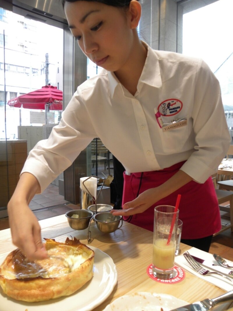 「ダッチベイビー」は店員さんが目の前で仕上げのデコレーションを披露してくれる