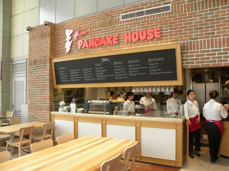 「オリジナルパンケーキハウス」の店内は明るい空間