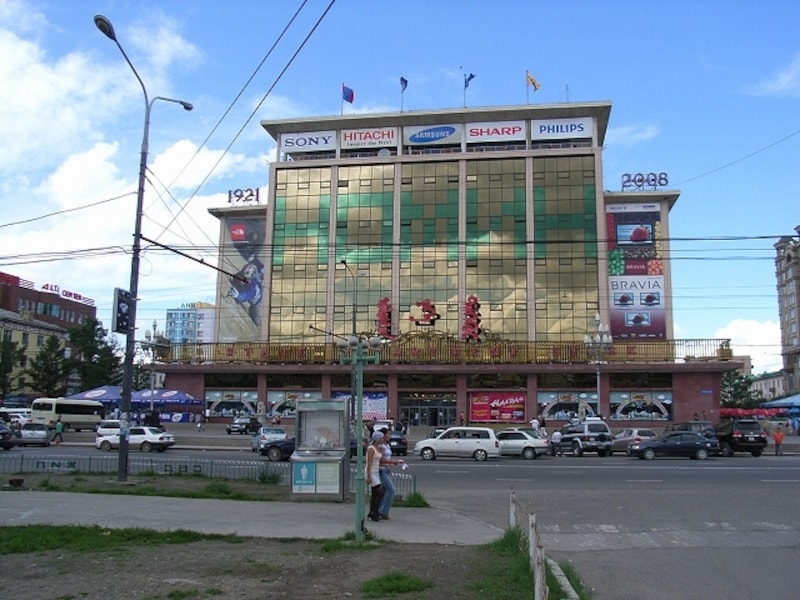 有名なノミンデパートとエンフタイヴァン大通り