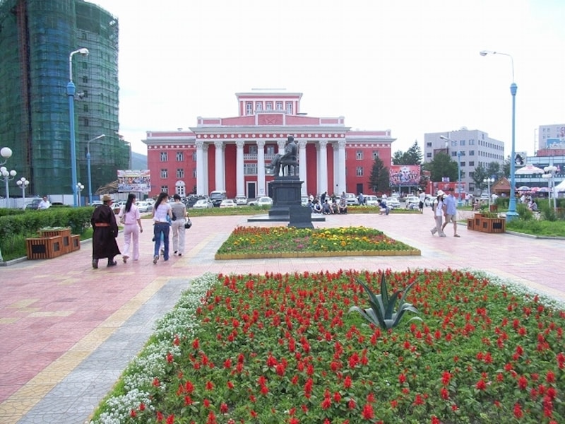 市内中心部にあり、ひと際目を引く国立ドラマ劇場