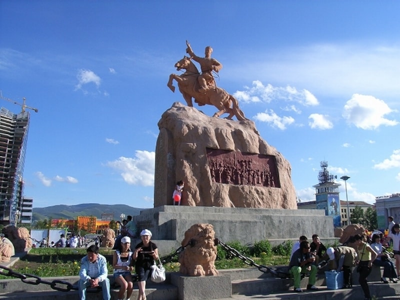 スフバートル像