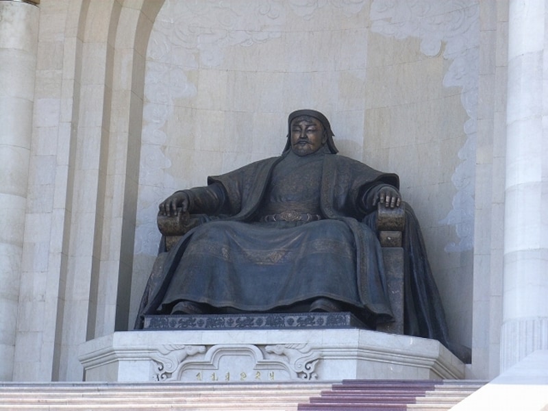 スフバートル広場のチンギス=ハン像