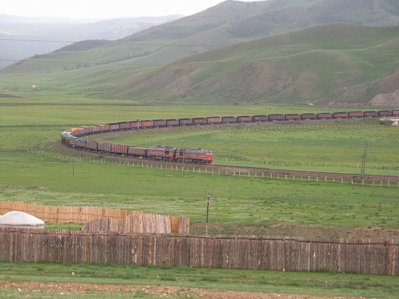 道中出合ったモンゴルの長～い貨物列車