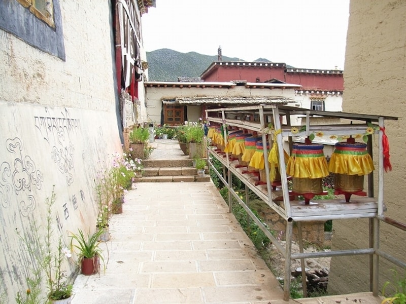 チベット仏教に欠かせない法具、マニ車