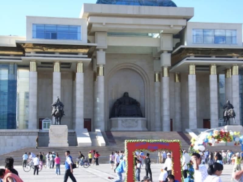 奥の政府宮殿にはチンギス＝ハンが鎮座ますスフバートル広場。いつも多くの人で賑わう