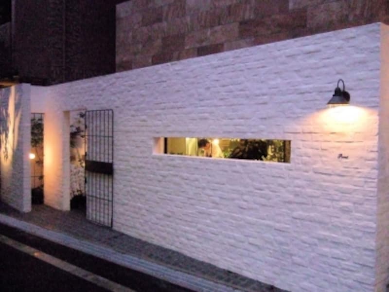 この白い壁が目印