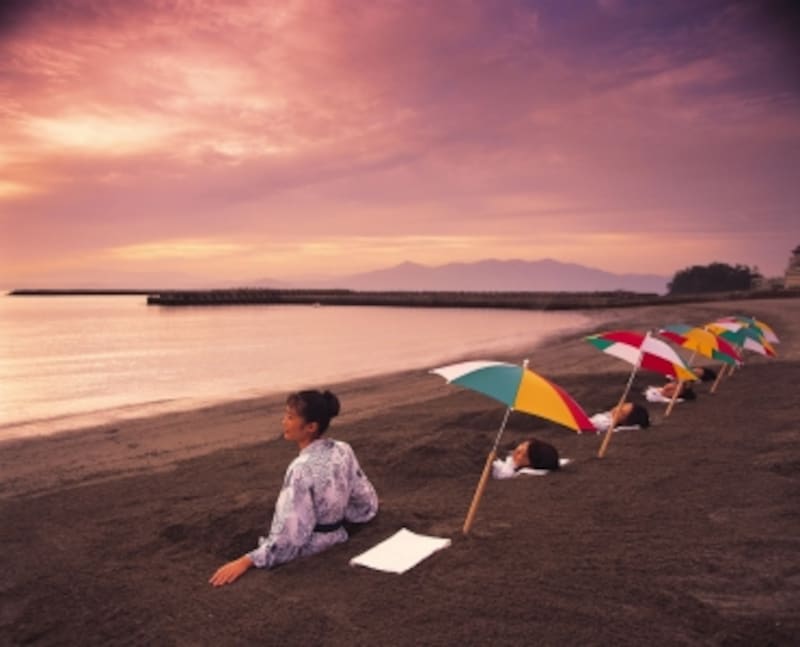波の音を聞きながら 日本で唯一の 天然砂蒸し体験 鹿児島の観光 旅行 All About