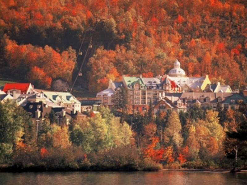 ローレンシャン高原は、メープル街道の中でも、紅葉の美しさで定評のある場所 (C) Tremblant Resort