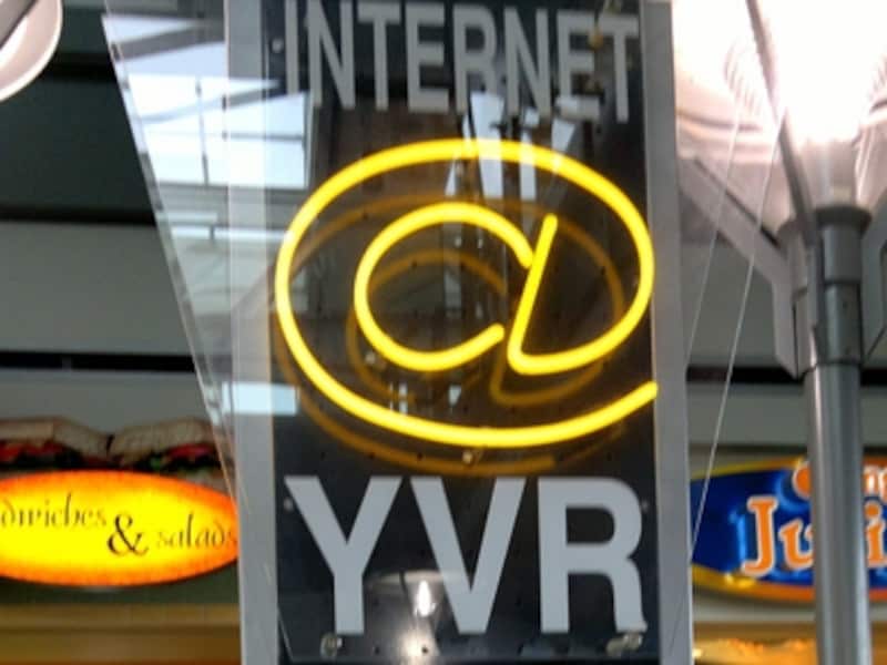 バンクーバー空港のWIFIのサイン。このサインがない場所でも使用可能 (C) Internet @ YVR temporary Out of Service - 040320114767 by roland