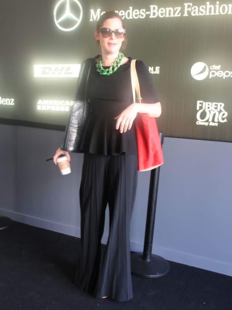 カラフルな大ぶりネックレスで視線を上向きに