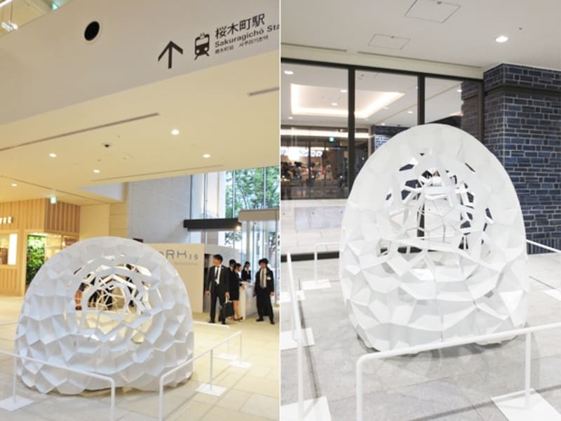 1階吹き抜け空間(左)と地下4階みなとみらい線接続口(右)では「noiz architects.」デザインのパブリックアートがお出迎え