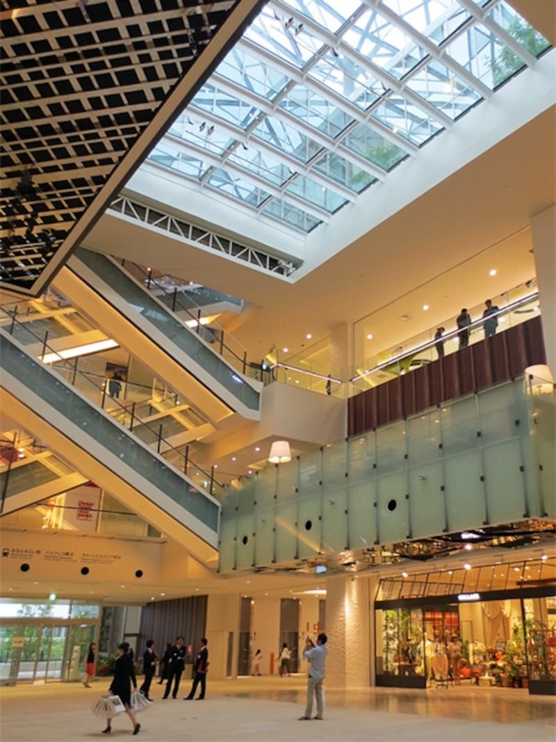 1階エントランスを入ると、4階まで続く吹き抜け空間が。自然光が入り、解放感いっぱいの空間です