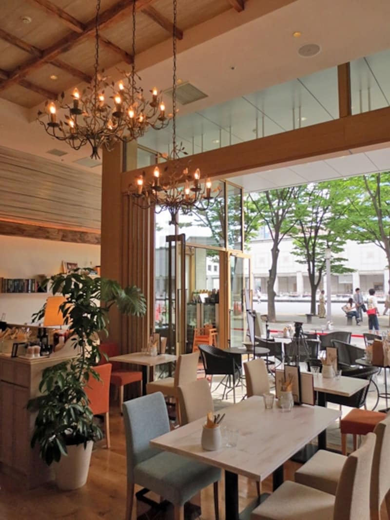 湘南の人気イタリアン「アマルフィイ」が手がける「イタリアンダイニング アマルフィイ カフェ」。グランモール公園に面したテラス席が心地よい