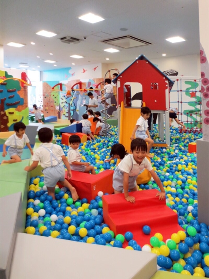 「ボーネルンドundefinedあそびのせかい」は、親子の室内あそび場「キドキド」（6ヵ月～12歳）とショップが併設されています