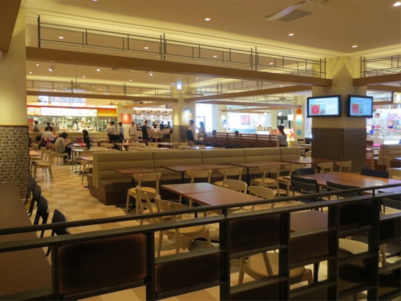 「みんなのフードコート」では、麺類を中心に10店舗が並びます