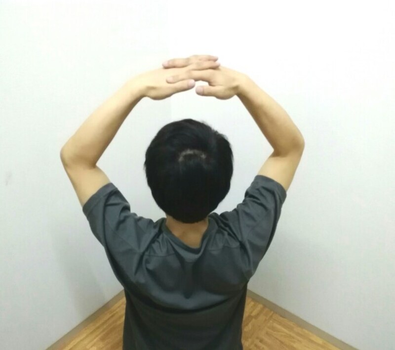 デスクワークの途中、椅子に座りながらでも立位でも行うことができます