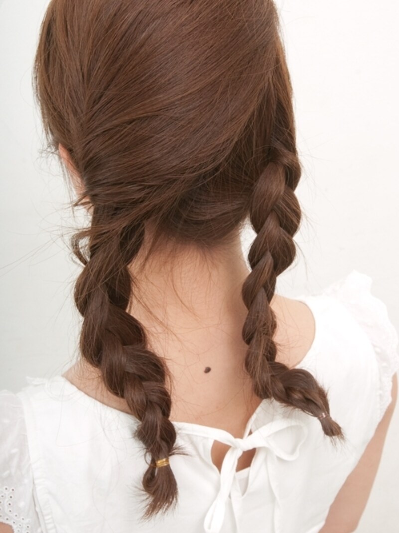 毛先を丸めて三つ編みをゴムで留める