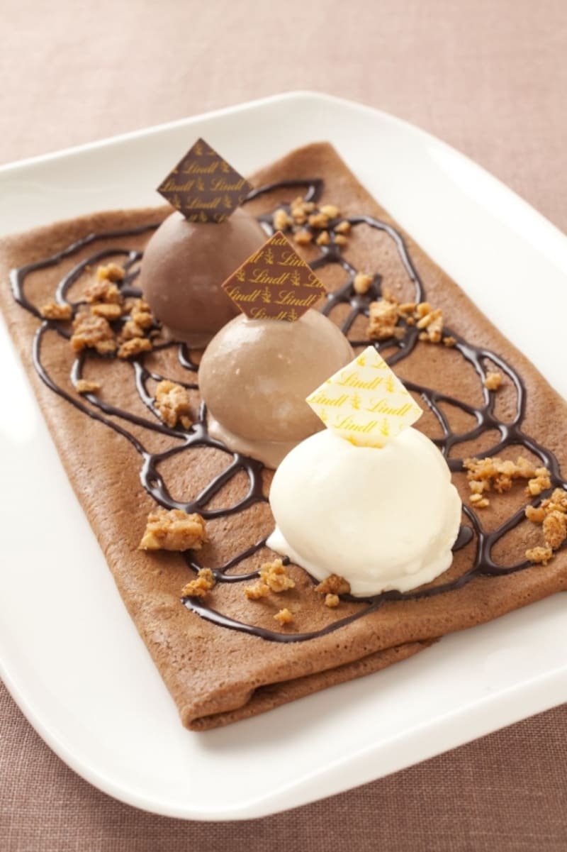 リンツ・ショコラクレープundefined3種のチョコレートアイスクリームとともに