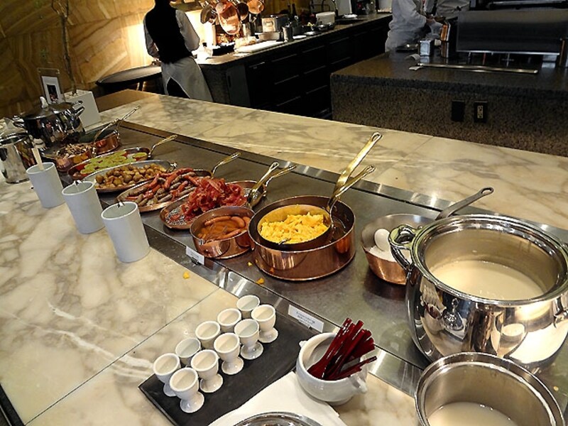 フレンチ キッチン 温菜のブッフェ台