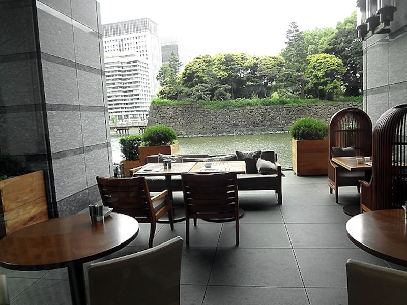 グランド キッチン テラス席と和田倉濠