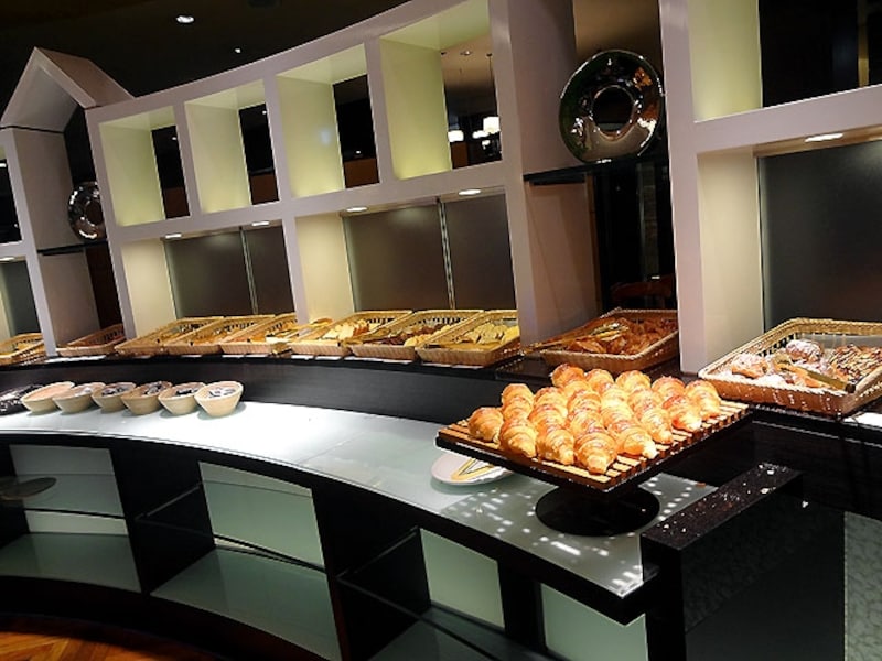 SATSUKI パンのブッフェ台