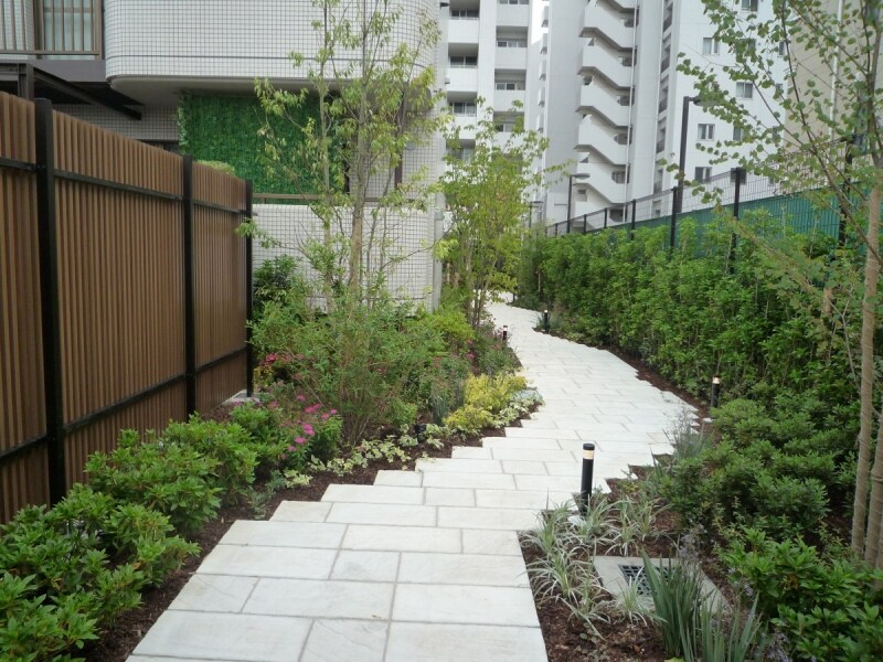 ゆとりある敷地条件を活かしてつくられた、エントランスから階段室までのフットパス