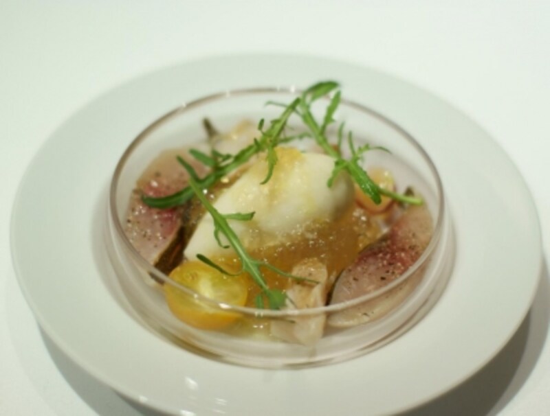 和歌山真鯖と島根白バイ貝、新タマネギのジェラート、貝のコンソメジュレ