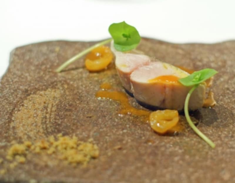 淡路サワラのソテー、松の実とオリーブのペースト