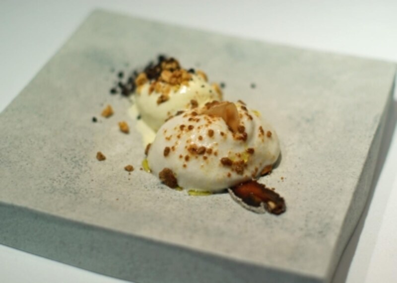 蜂蜜のジェラート、ジンジャー風味のムース、パンくずクッキー