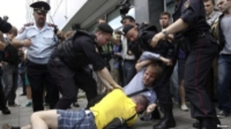警察に殴られるロシアのゲイ活動家