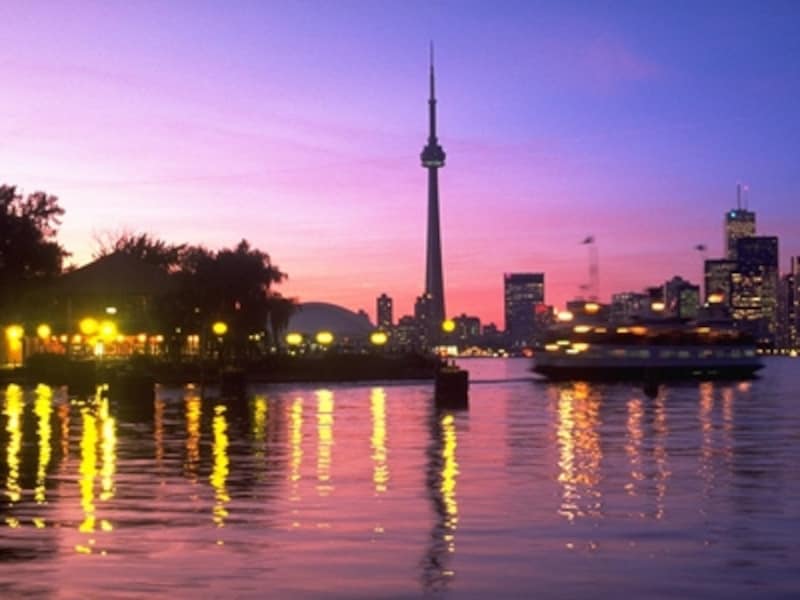 トロントアイランドから見たCNタワーとトロントの町並み。トロントアイランドは夜景の見るにも最高のロケーション (C) Tourism Ontario