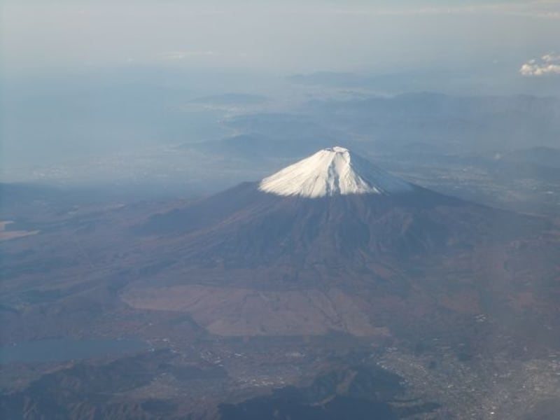 羽田発出雲行き飛行機から眺める富士山