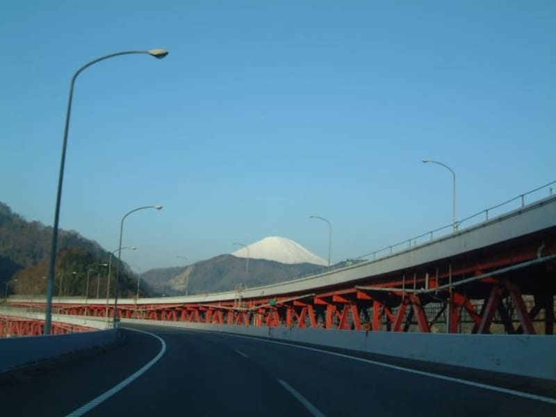 東名高速道路 大井松田－御殿場間（下り線）から眺める富士山